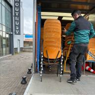 We kunnen weer veilig zitten: nieuwe stoelen in de kantine