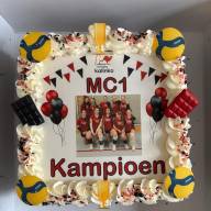 Taart, medailles en kampioensschaal voor Meisjes C1